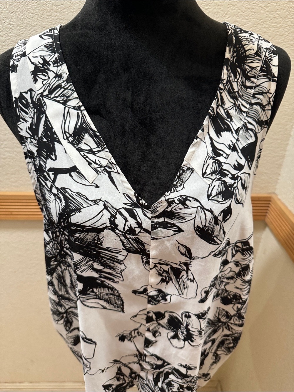 BCBG Generation Black & White Floral V-Neck Sleeveless Blouse Size S - Picture 3 of 6